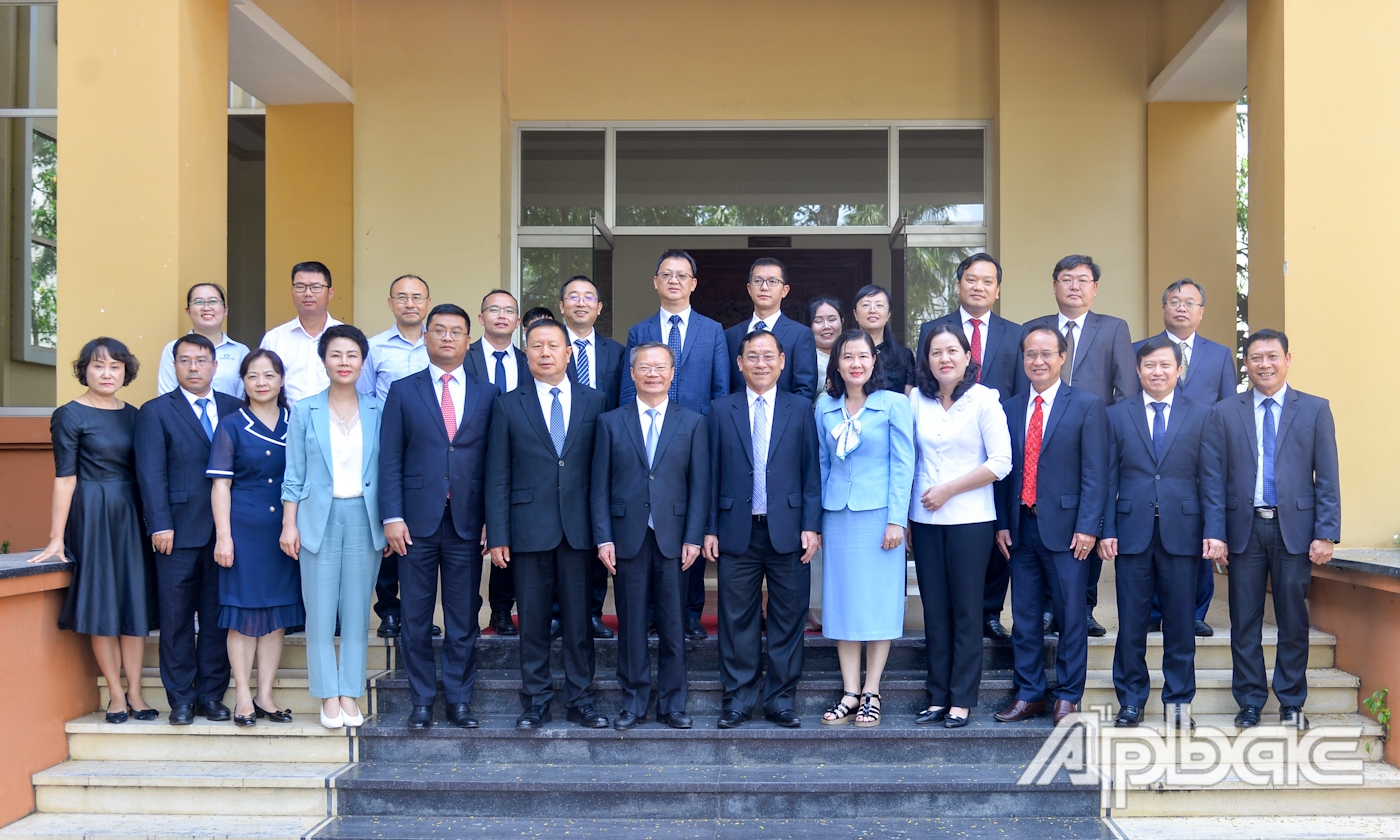 Đại biểu tỉnh Tiền Giang và thành phố Quý Dương chụp ảnh lưu niệm.