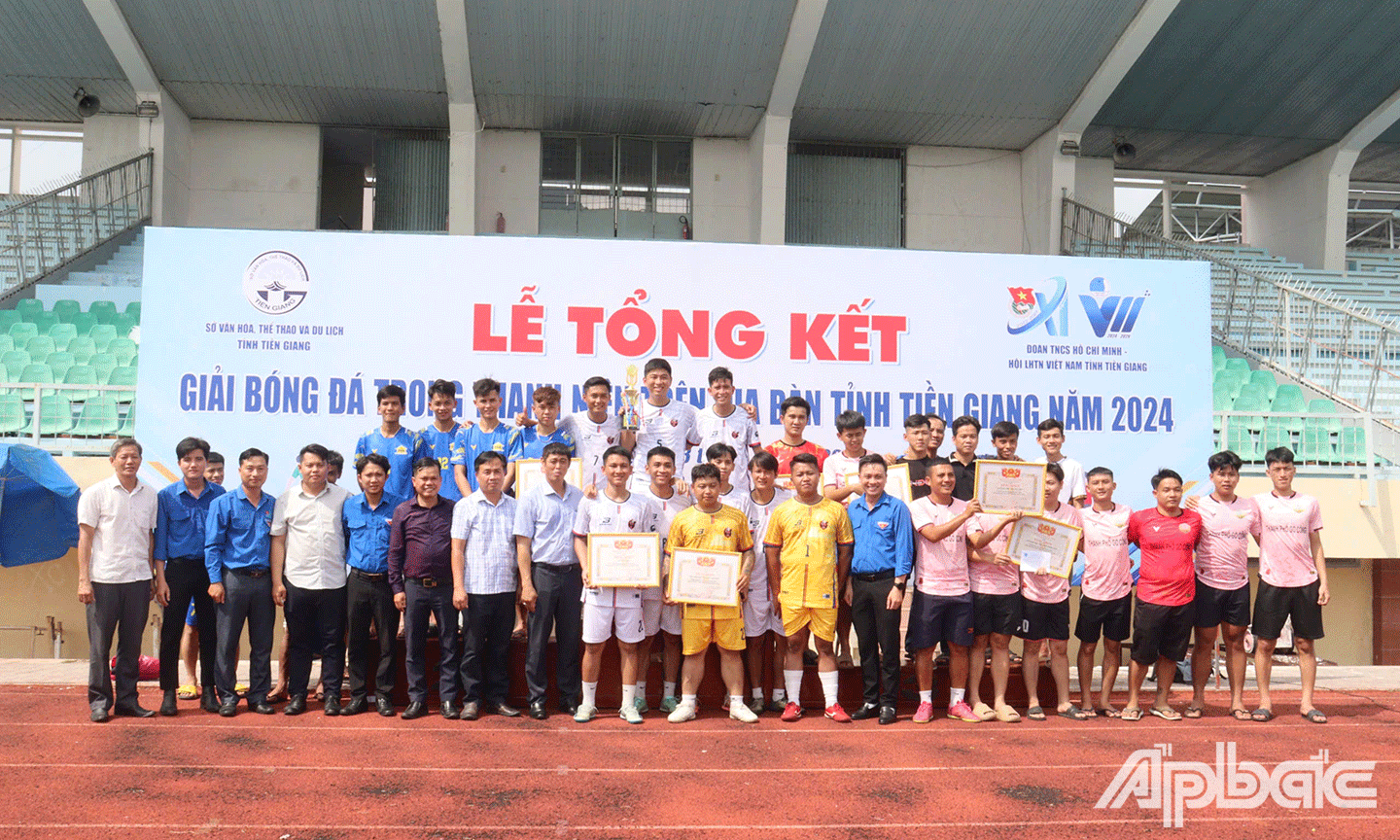 Ban tổ chức trao giải cho các đội