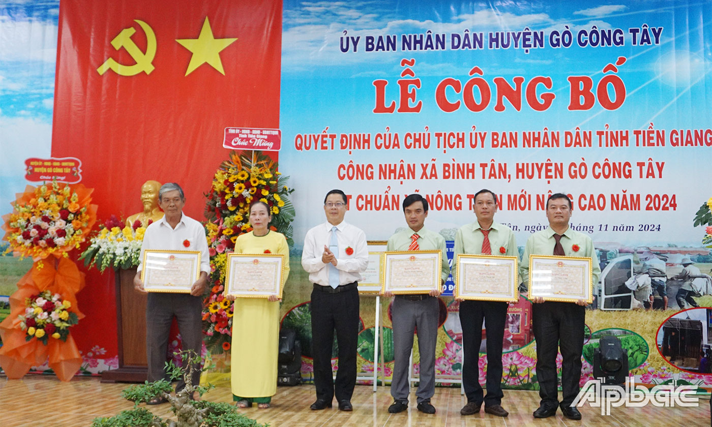 Phó Chủ tịch Hội đồng nhân dân tỉnh Tiền Giang Trần Thanh Nguyên trao Bằng khen của Chủ tịch UBND tỉnh cho tập thể, cá nhân có thành tích xuất sắc trong xây dựng NTM. 