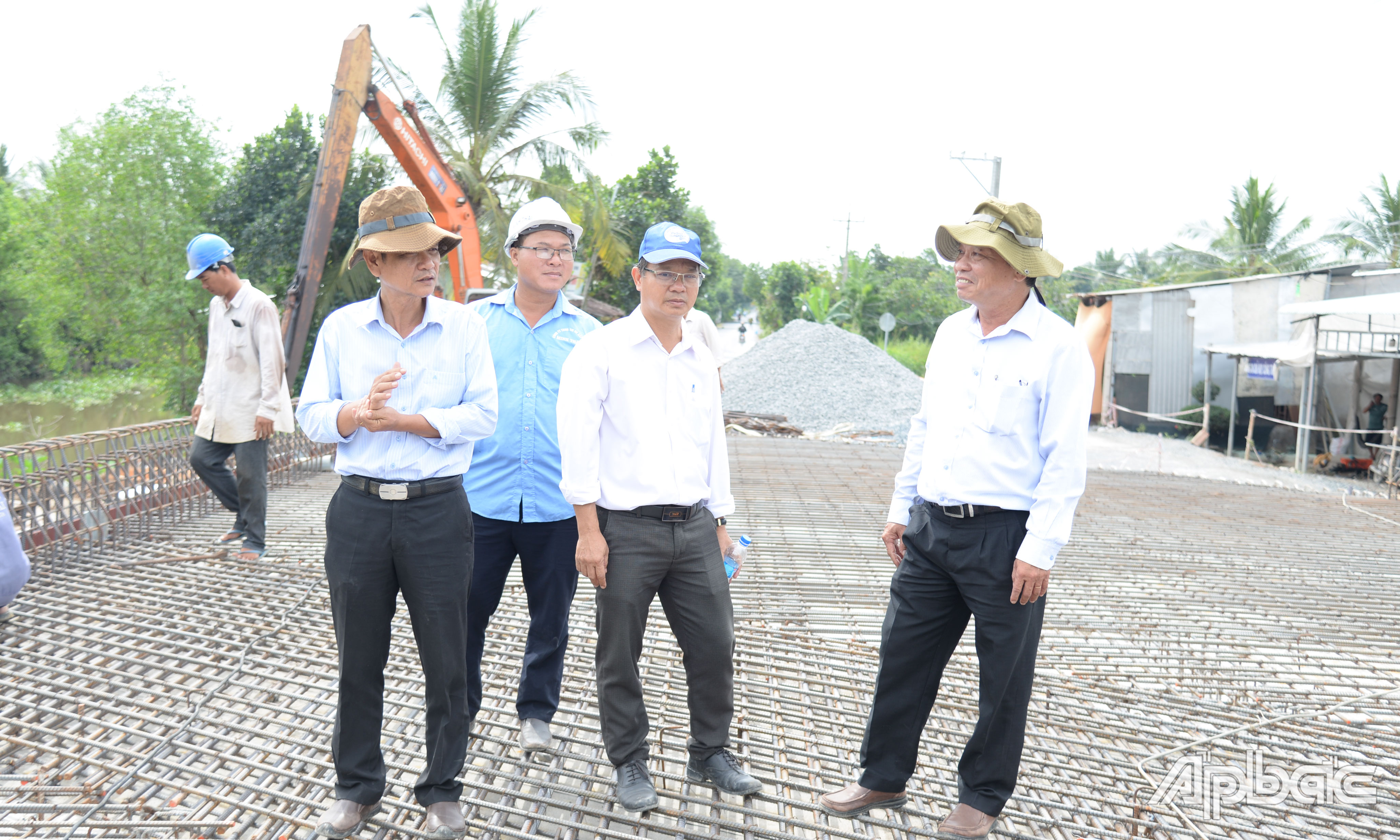 Đồng chí Trần Minh Trung kiểm tra tiến độ thi công cầu Tám Thước.