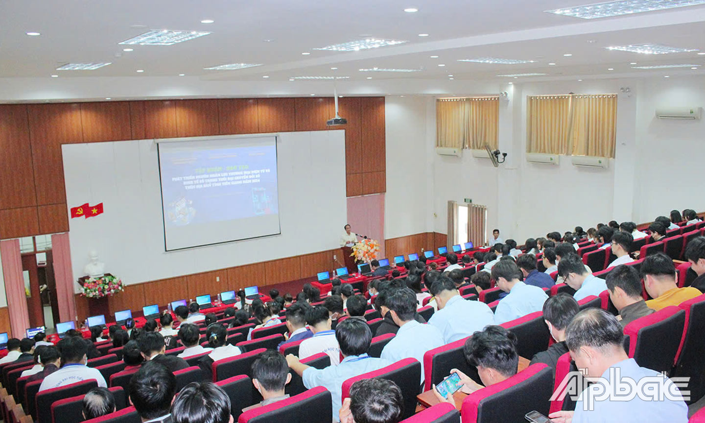 Gần 200 sinh viên dự khai mạc Khoá đào tạo thương mại điện tử.
