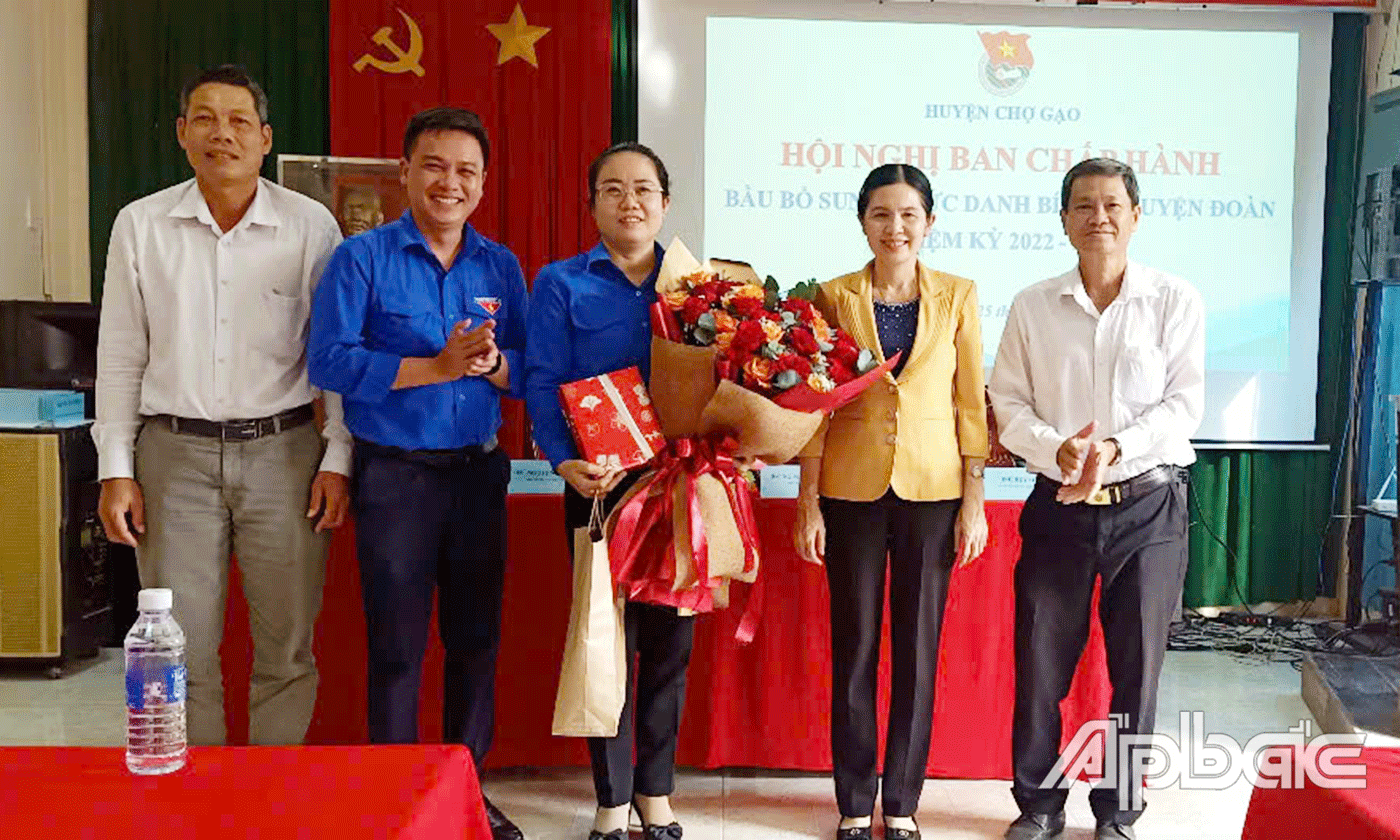 Đại biểu chúc mừng đồng chí Nguyễn Thị Kiều Phương.