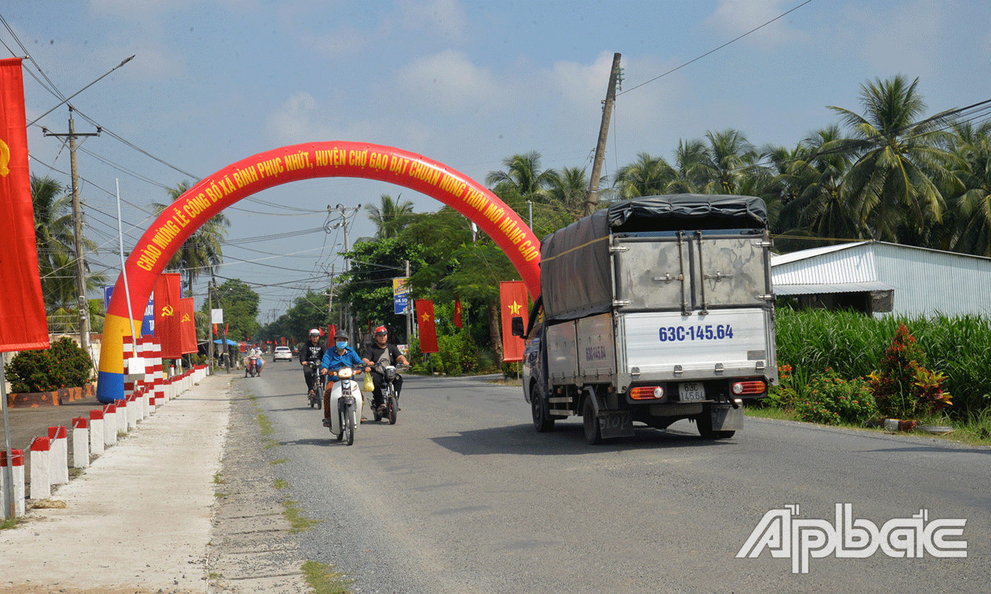 Hiện 100% tuyến đường xã Bình Phục Nhứt được đầu tư láng nhựa, bố trí biển báo, biển chỉ dẫn, gờ giảm tốc, chiếu sáng đầy đủ.