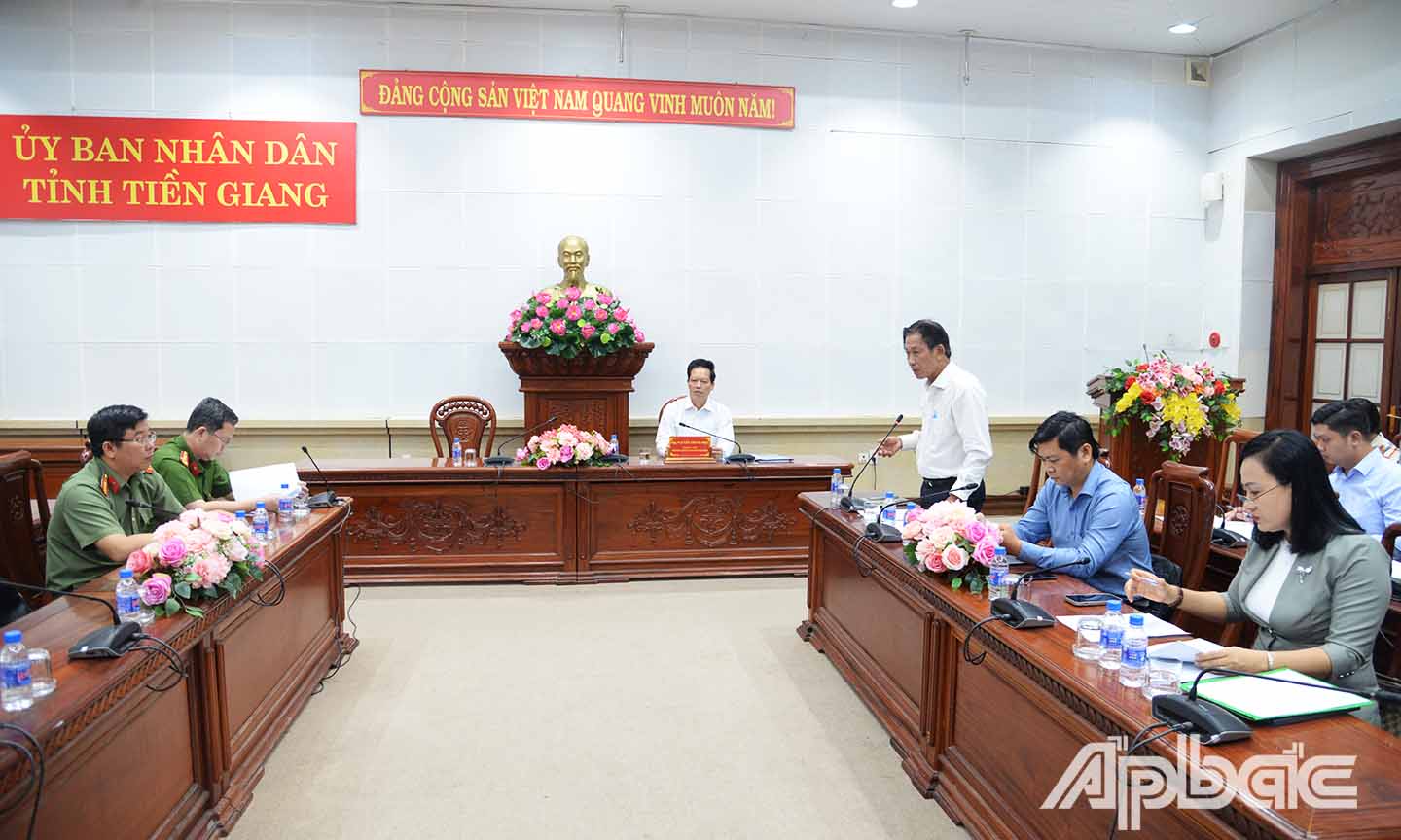 Các đại biểu làm việc tại cuộc họp.