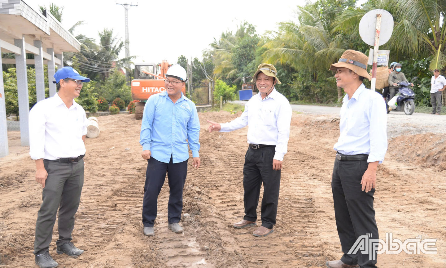 Đồng chí Trần Minh Trung kiểm tra tiến độ thi công cống Hai Thỏ. 