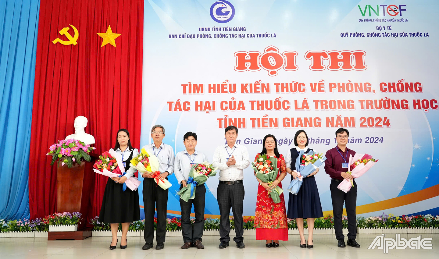 BSCK2 Võ Thanh Nhơn, tặng hoa chúc mừng Ban giám khảo hội thi.