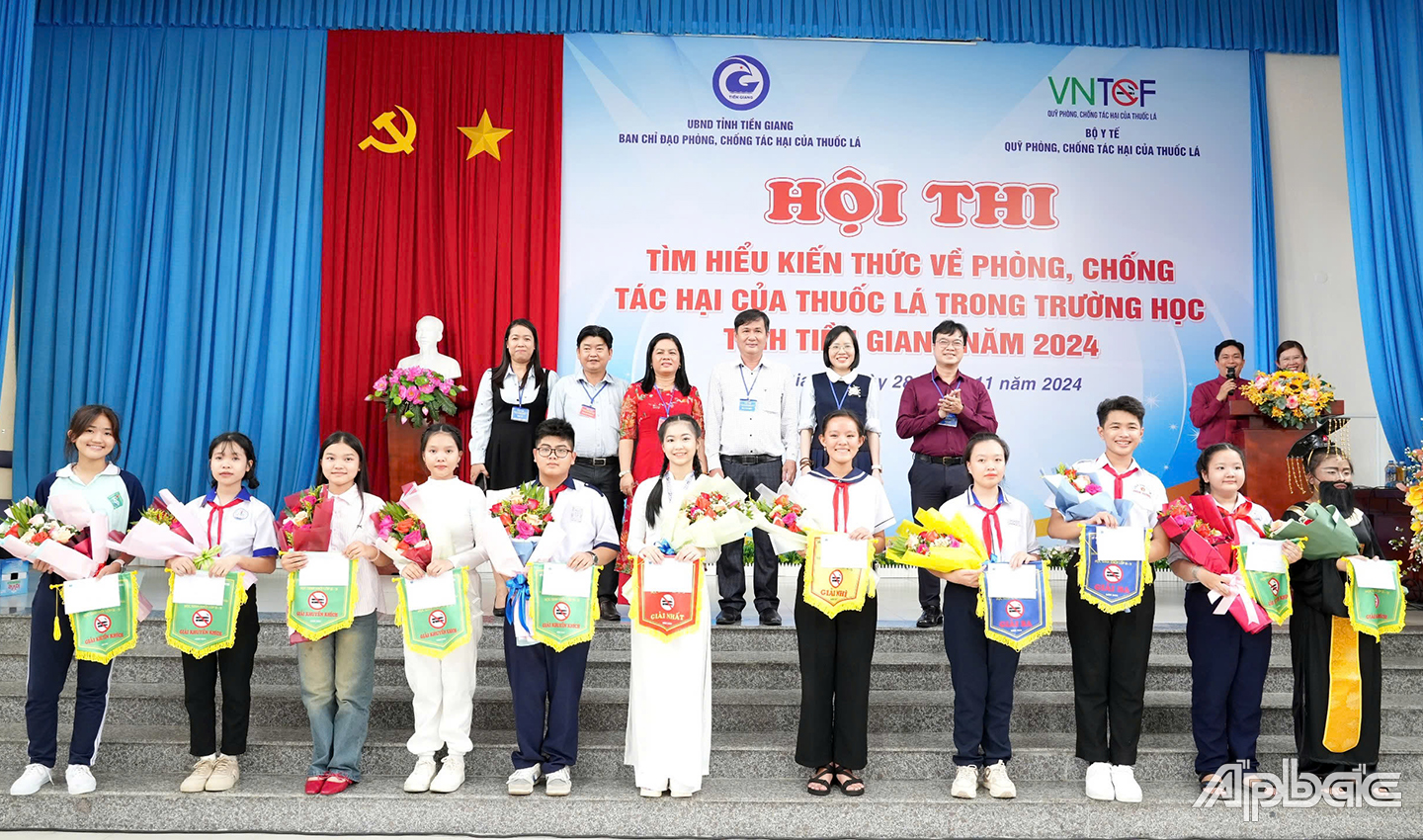 Ban tổ chức trao các giải thưởng của hội thi.
