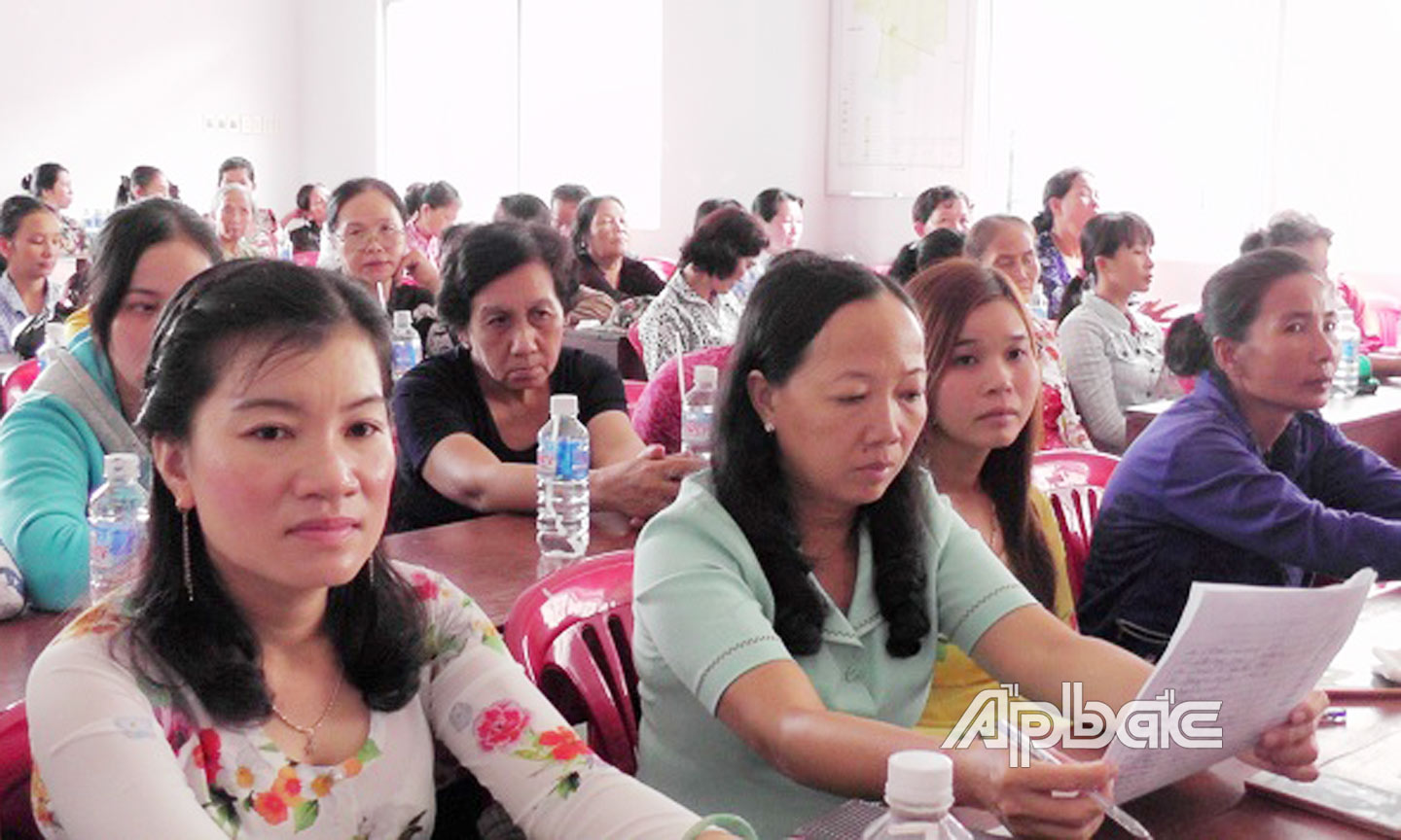 Tuyên truyền về BĐG trong hội viên, phụ nữ huyện Cai Lậy. 