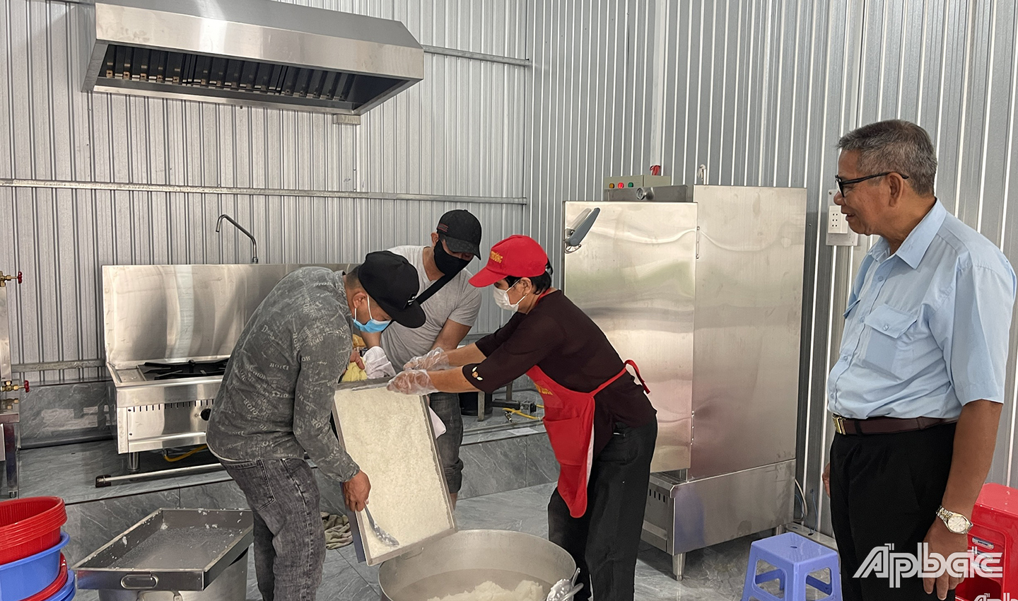 Khu vực chế biến thức ăn của bếp ăn từ thiện tại cơ sở mới