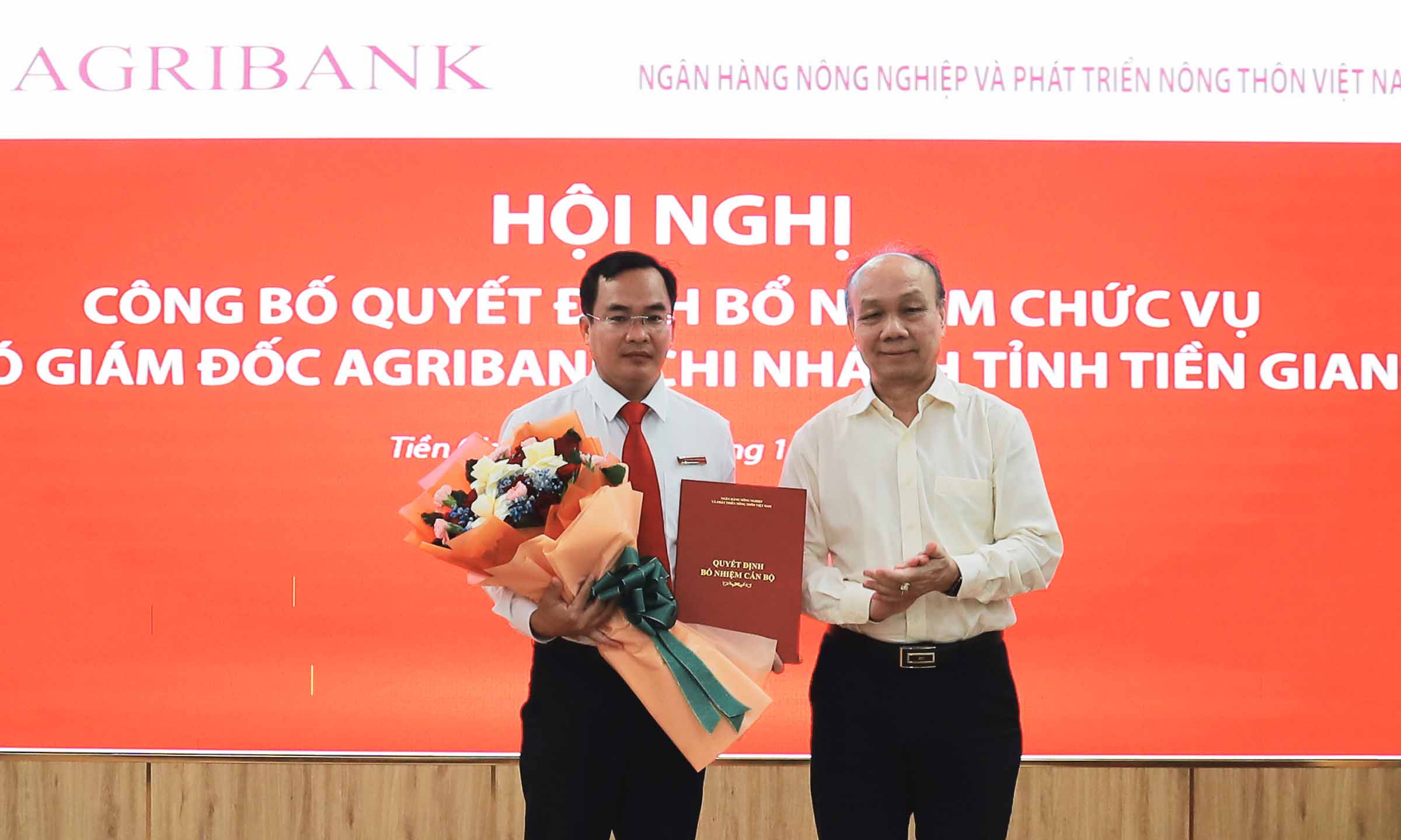 Ủy viên Ban Chấp hành Đảng bộ, Thành viên HĐTV Agribank Nguyễn Minh Trí trao Quyết định bổ nhiệm Phó Giám đốc Agribank chi nhánh tỉnh Tiền Giang cho ông Huỳnh Văn Huyền.