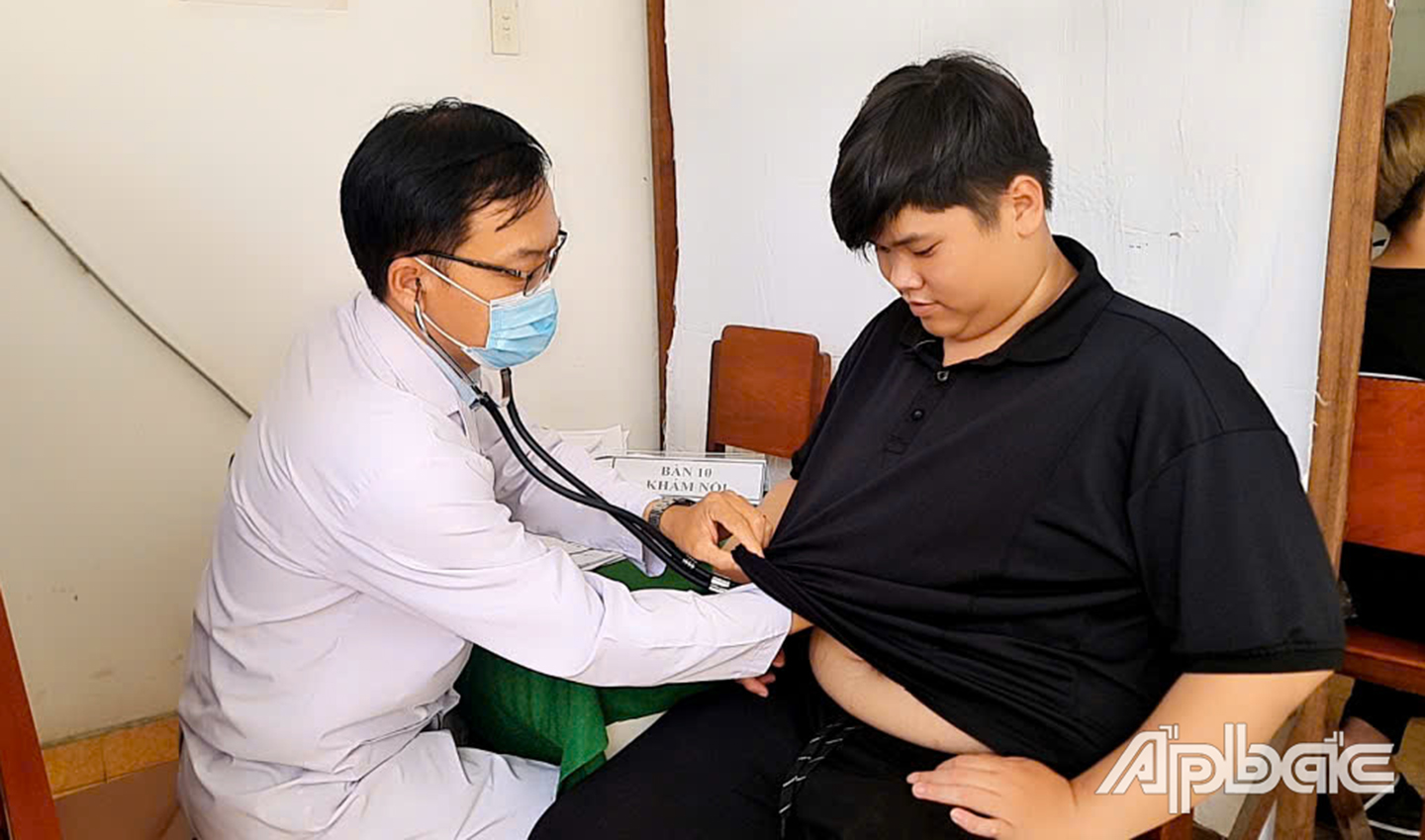 Bác sĩ Đỗ Thiện Minh, Phó Giám đốc Trung tâm y tế TP. Mỹ Tho khám sức khỏe cho thanh niên trong độ tuổi thực nghĩa vụ quân sự 