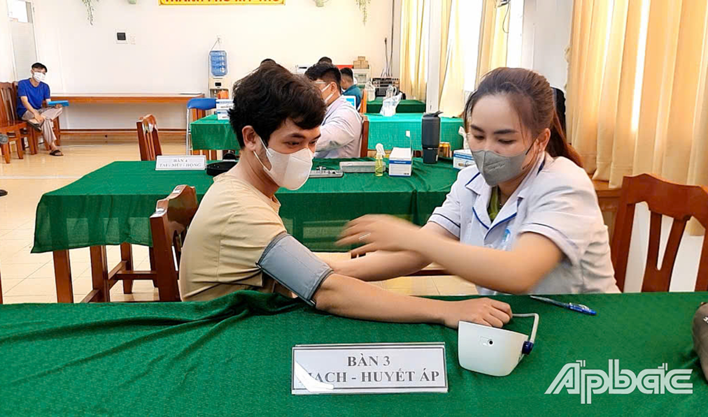 thanh niên khám sức khỏe được kiểm tra tình trạng huyết áp