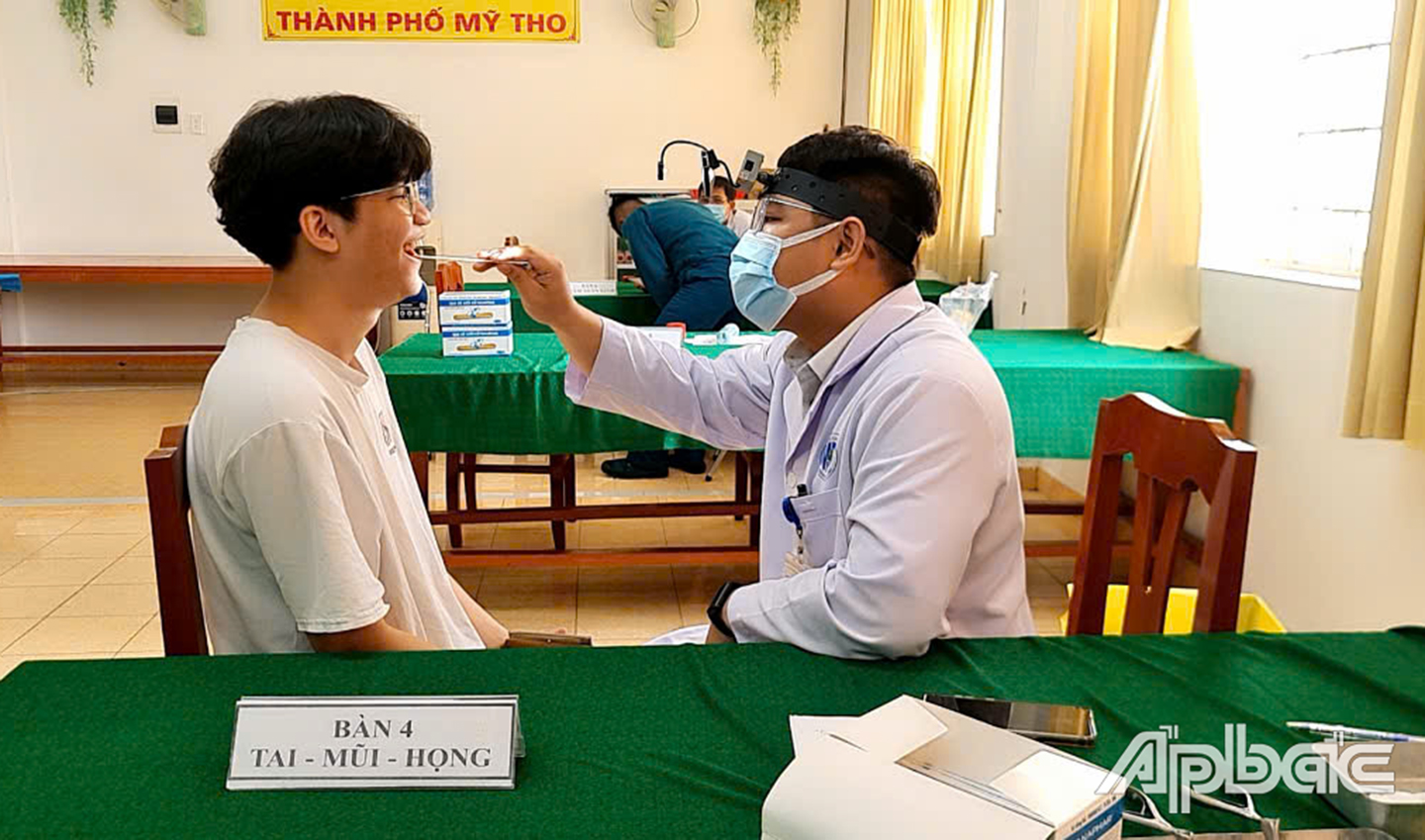 Thanh niên khám nghĩa vụ quân sự được bác sĩ kiểm tra sức khỏe răng hàm mặt