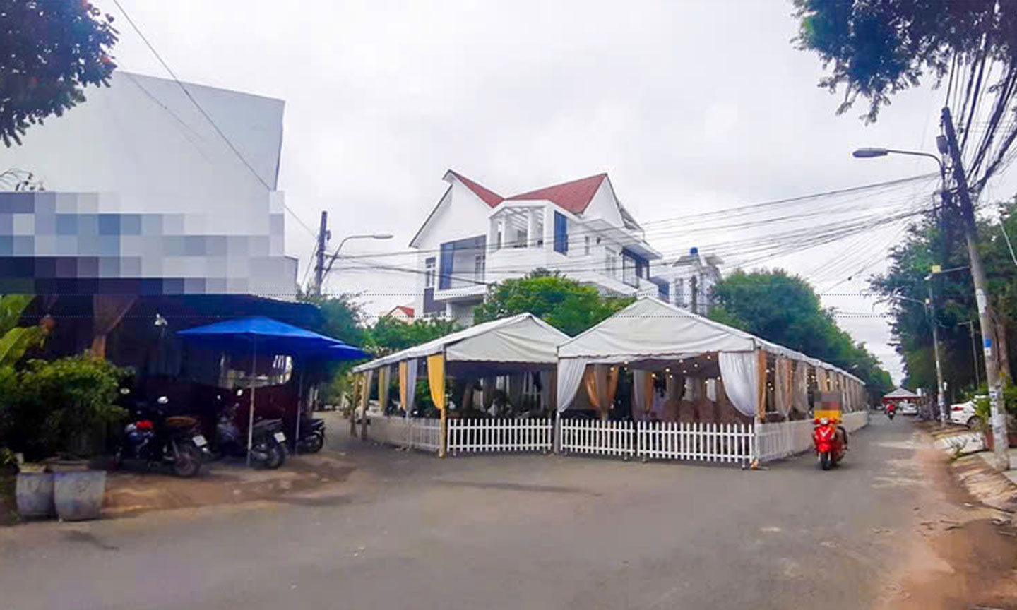  Người dân chiếm dụng gần hết lòng đường để dựng rạp cưới. (Ảnh: Hải Dương)