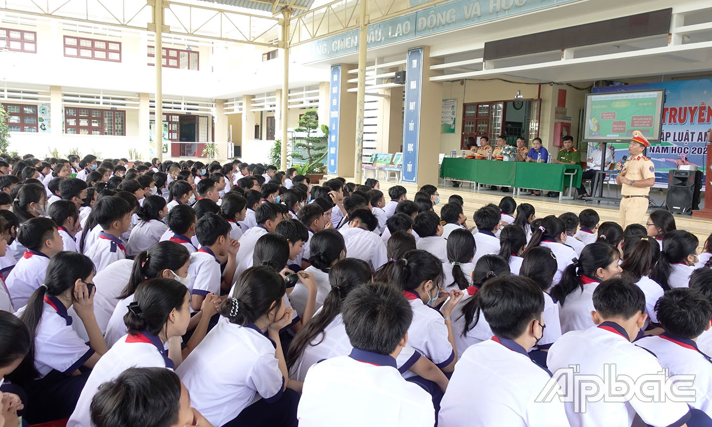 Tuyên truyền an toàn giao thông cho học sinh.