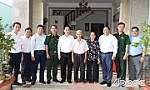 Đồng chí Nguyễn Văn Vĩnh thăm, tặng quà các sĩ quan Quân đội tiêu biểu đã nghỉ hưu
