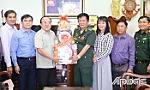 Chủ tịch Ủy ban MTTQ tỉnh Nguyễn Chí Trung thăm, tặng quà cán bộ Quân đội tiêu biểu nghỉ hưu ở TP. Gò Công