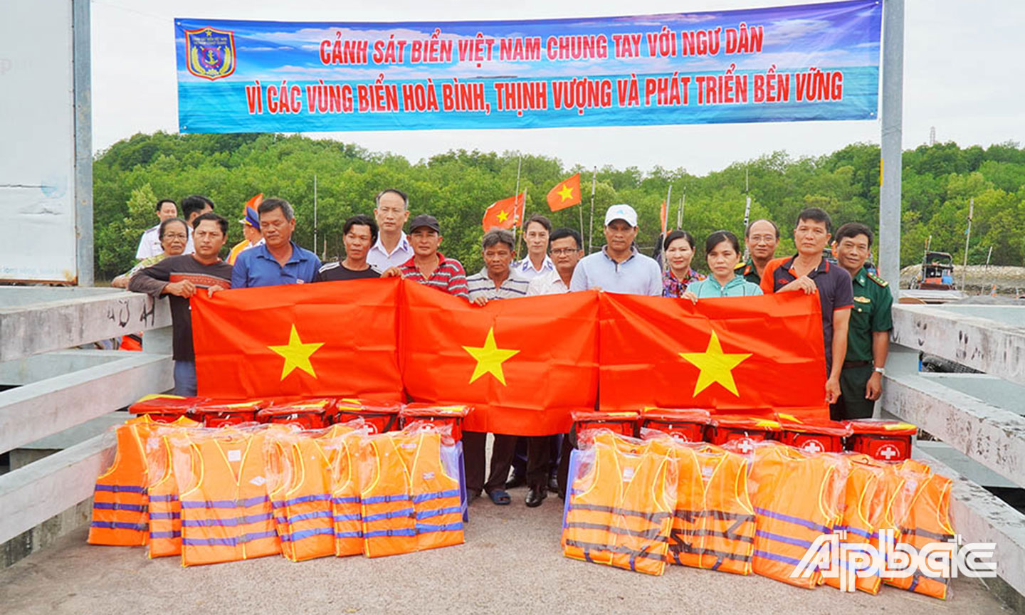 Thủ trưởng BTL Vùng CCSB3 trao quà áo phao, cở Tổ quốc tặng ngư dân huyện Cần Giờ.