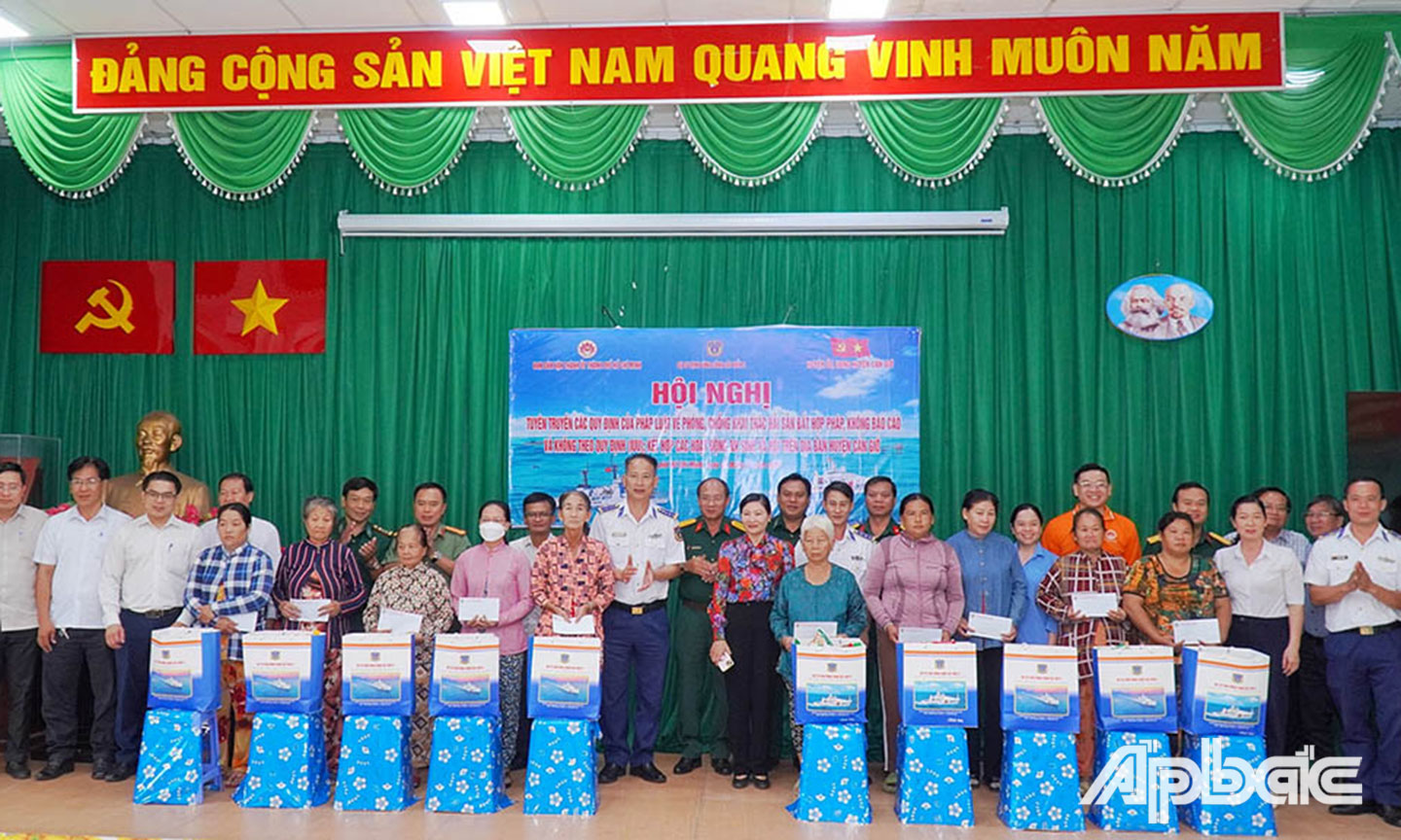 Thủ trưởng BTL Vùng CCSB3 trao quà tặng ngư dân, gia đình chính sách huyện Cần Giờ.