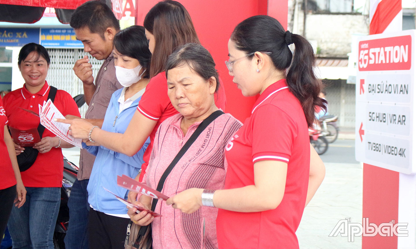 Viettel Tiền Giang giới thiệu dịch vụ mạng 5G đến với người dân.