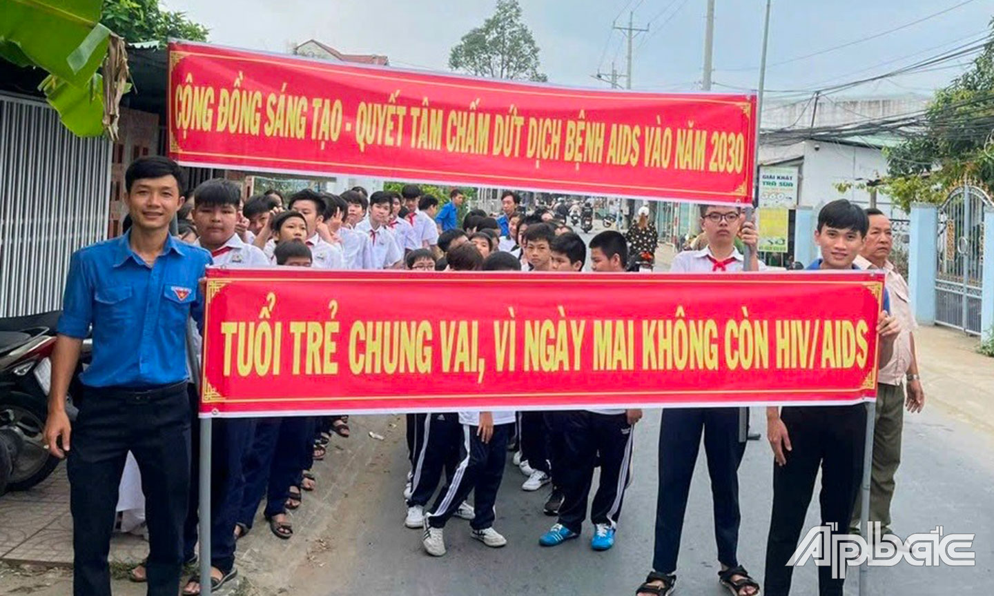 Đoàn viên, thanh niên, học sinh TP. Mỹ Tho tham gia tuyên truyền phòng, chống HIV/AIDS.