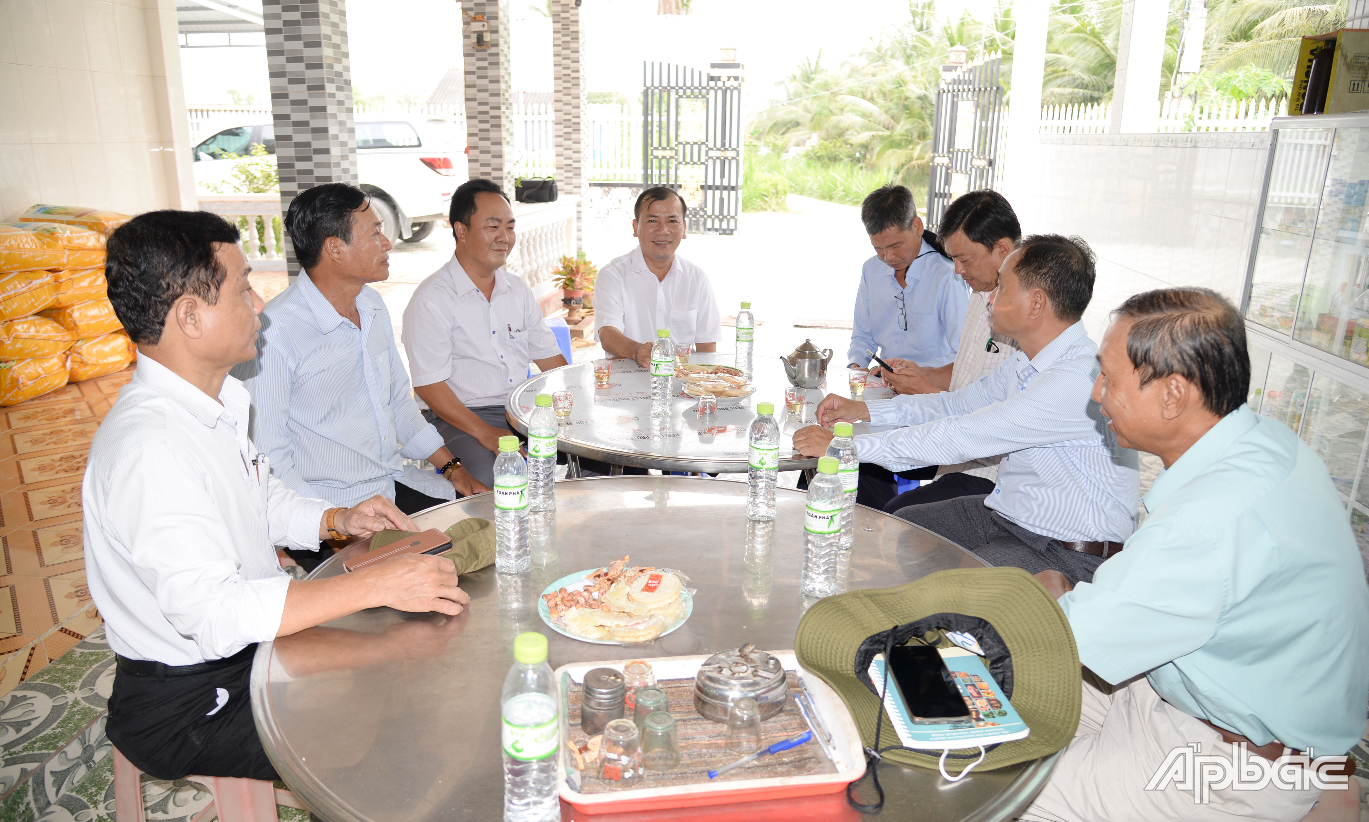 Đồng chí Trần Hoàng Nhật Nam cùng các cơ quan chuyên môn của Sở NN&PTNT trao đổi với hợp tác xã và chính quyền địa phương về mô hình canh tác.