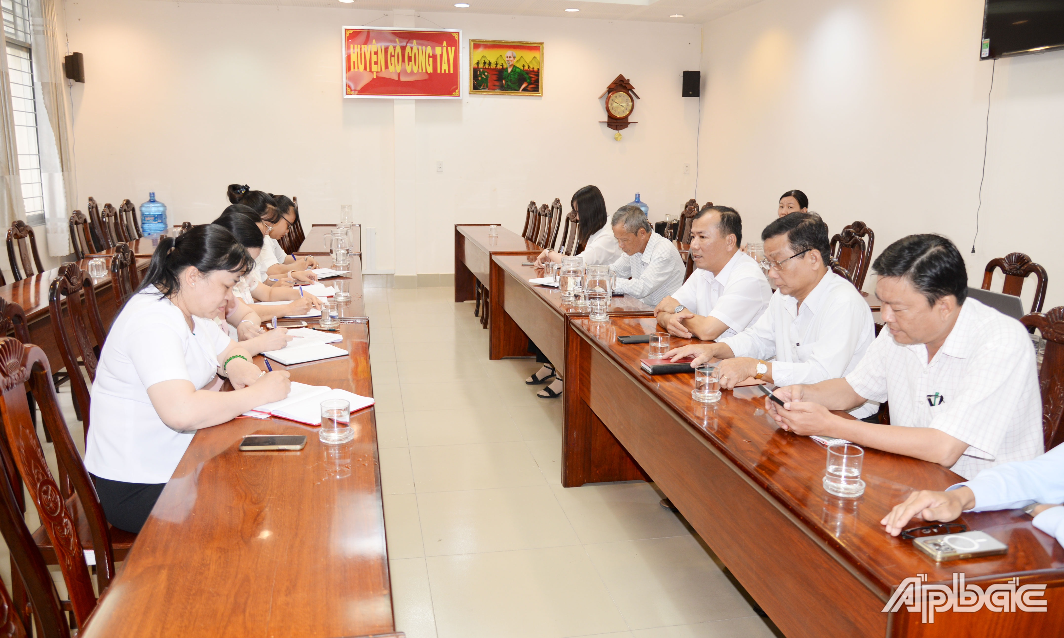 Đồng chí Trần Hoàng Nhật Nam làm việc với huyện Gò Công Tây về triển khai mô hình canh tác lúa chất lượng cao và giảm phát thải và tổ chức Lễ phát động Đề án.