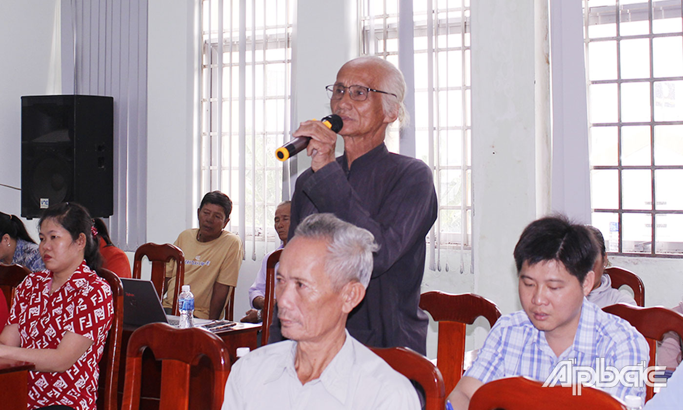 Cử tri phản ánh, kiến nghị tại buổi tiếp xúc. 