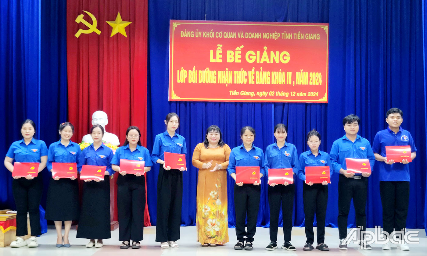 Bí thư Đảng ủy khối Thái Ngọc Bảo Trâm trao chứng nhận cho các học viên.