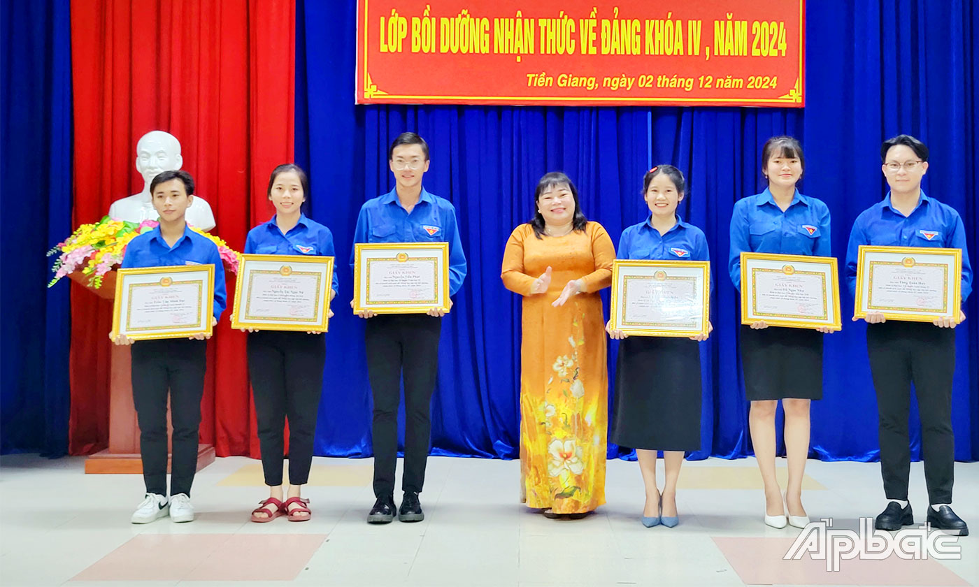 Khen thưởng các học viên đạt thành tích.