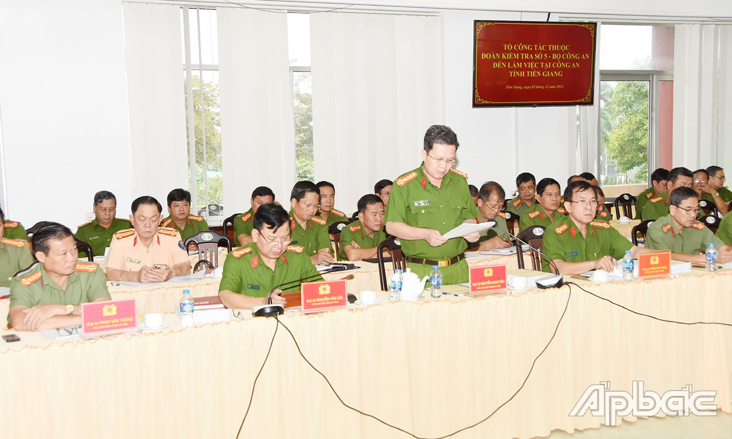 Đại tá Nguyễn Minh Tân, Phó Giám đốc Công an tỉnh thông qua báo cáo kết quả công tác của Công an tỉnh. Ảnh Trọng Tín.