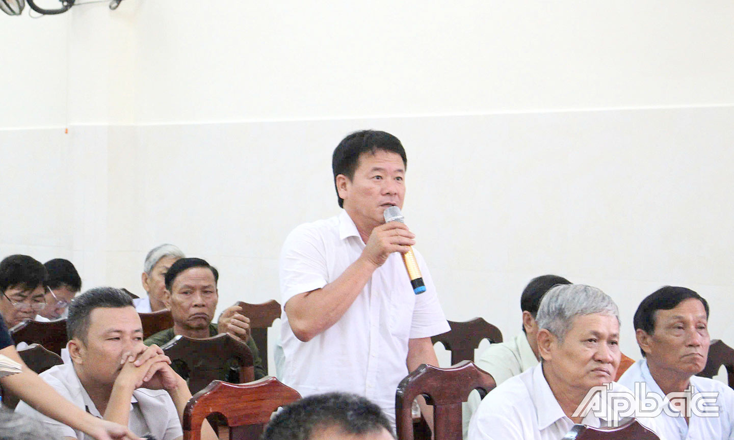 Cử tri huyện Gò Công Đông phát biểu ý kiến tại buổi tiếp xúc.