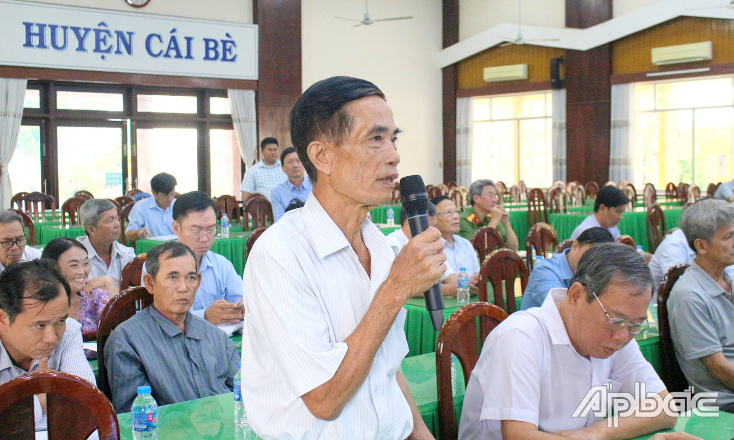Cử tri huyện Cái Bè phát biểu ý kiến tại buổi tiếp xúc.