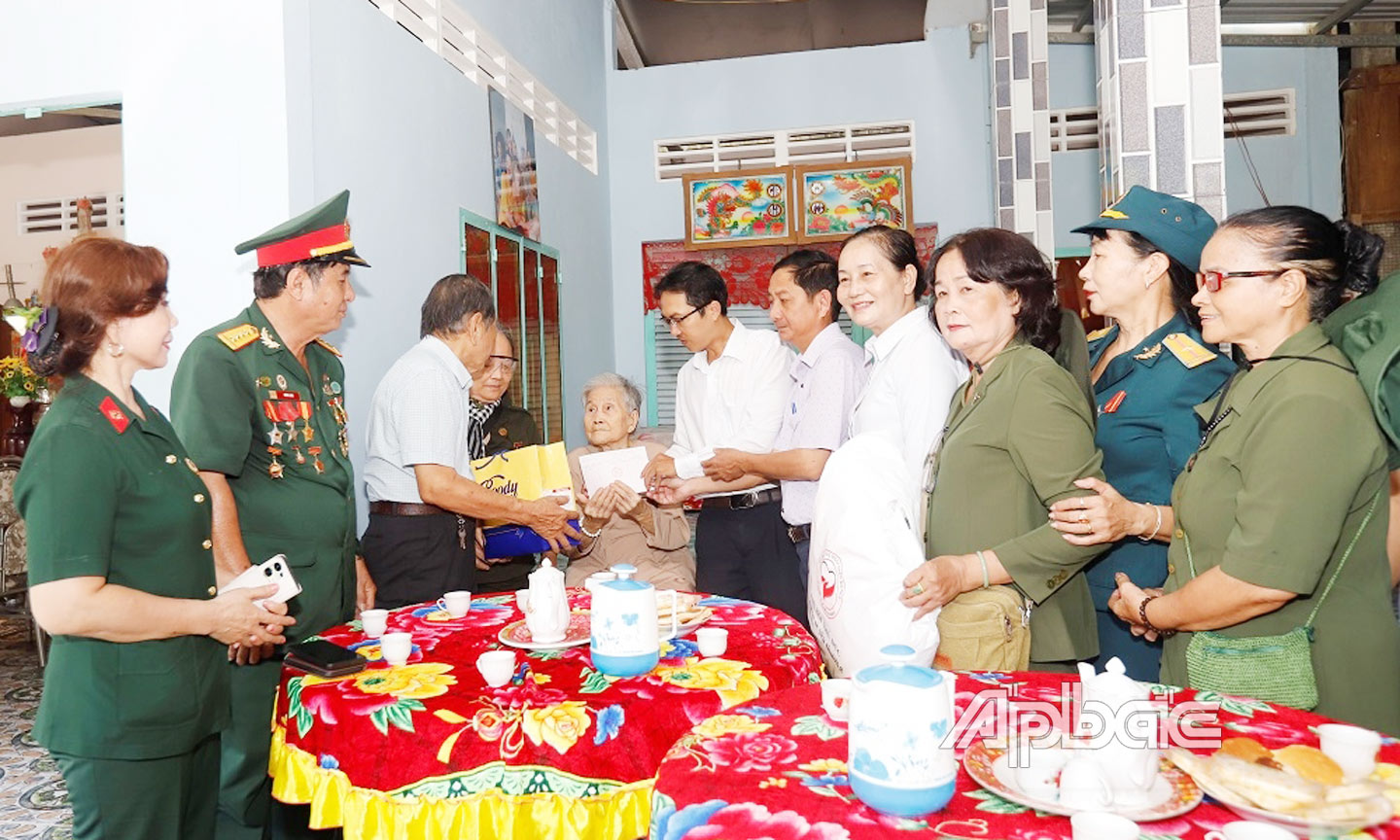 Các cơ quan, đơn vị đến thăm hỏi và tặng sổ tiết kiệm cho Bà mẹ Việt Nam  Anh hùng Lê Thị Đệ ở xã Mỹ Hội, huyện Cái Bè.
