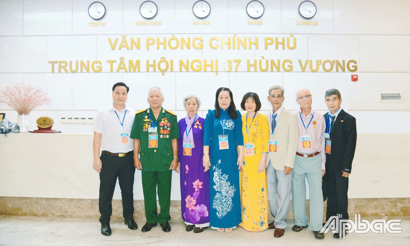 Đoàn tỉnh Tiền Giang cùng cô Nga và các chú Lộc, Chất, Thanh, Sách đại diện người có công tiêu biểu của tỉnh dự Hội nghị toàn quốc tri ân người có công với cách mạng năm 2024 tại Hà Nội.
