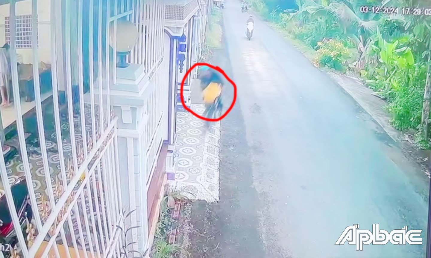 Người đàn ông điều khiển xe máy.