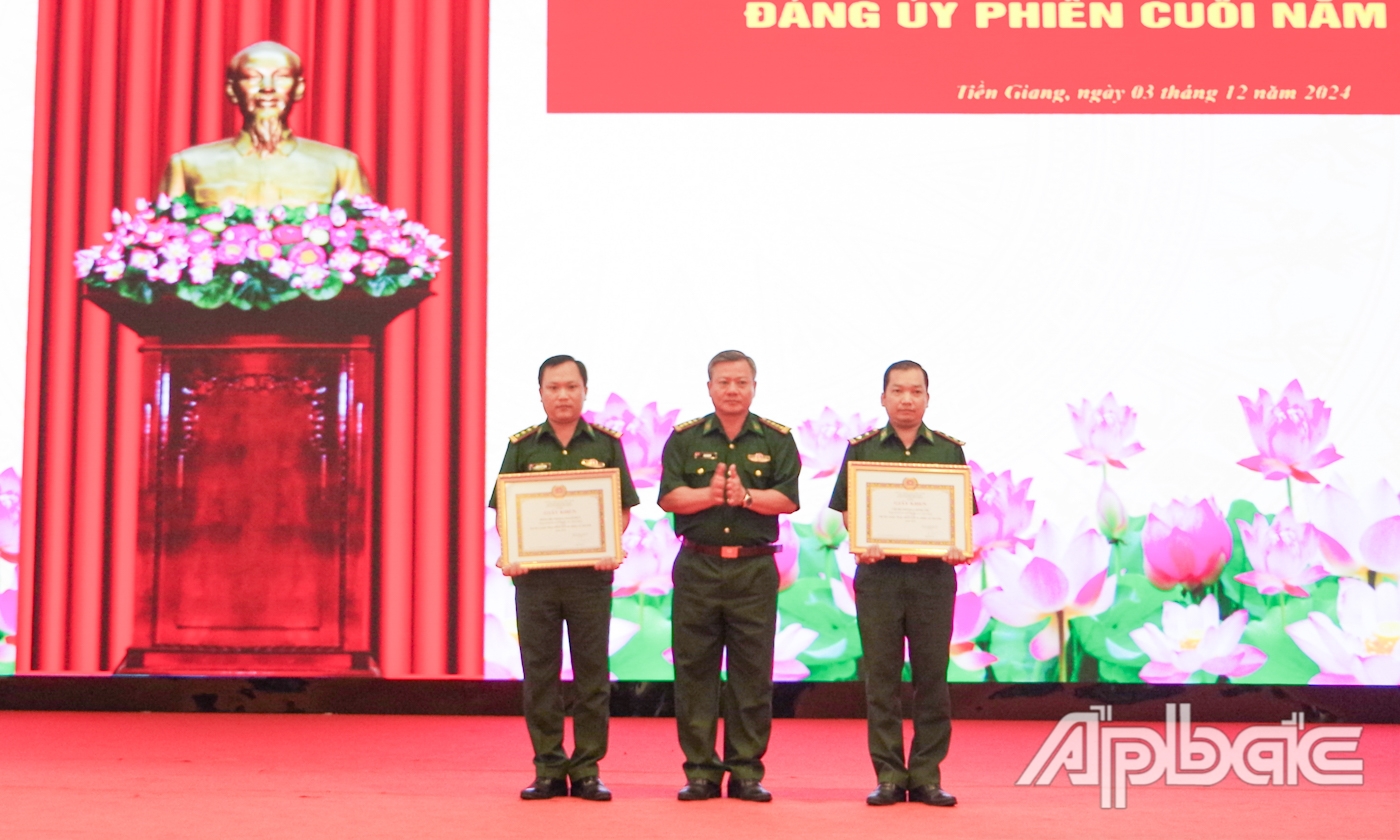 Đại tá Bùi Văn Vũ, Bí thư Đảng ủy, Chính ủy BĐBP Tiền Giang trao Giấy khen cho 2 tập thể đạt tiêu chuẩn “Hoàn thành xuất sắc nhiệm vụ” tiêu biểu năm 2024.