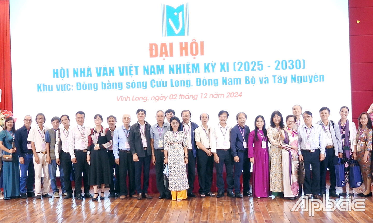 Các nhà văn tham dự Đại hội chụp ảnh lưu niệm.