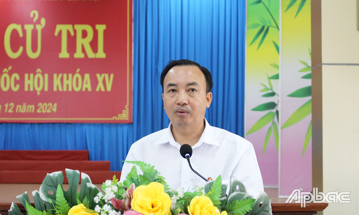 Chủ tịch UBND huyện Chợ Gạo Phạm Hùng Vinh trả lời ý kiến của cử tri.