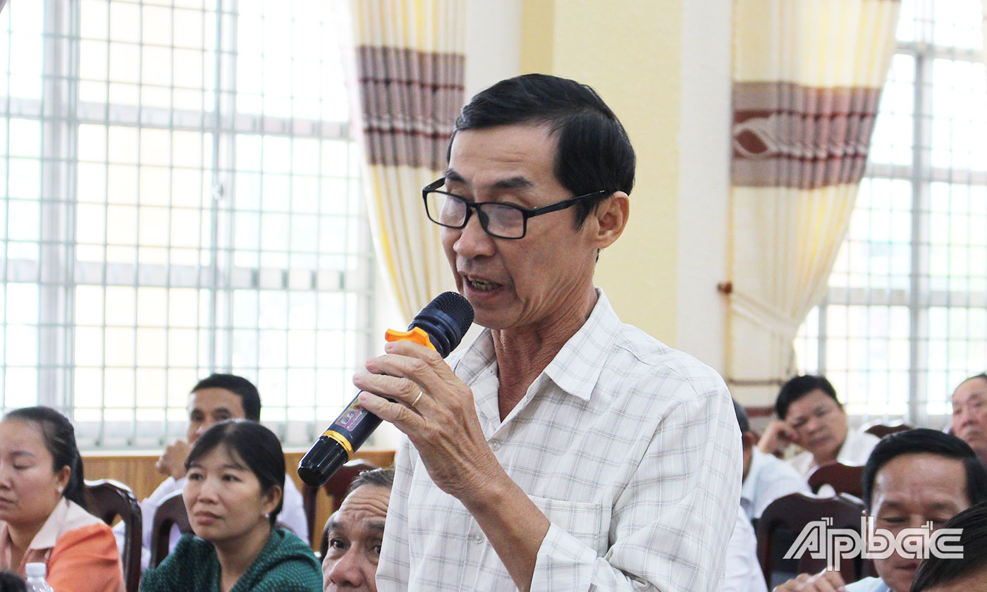 Cử tri ý kiến, kiến nghị tại buổi tiếp xúc. 