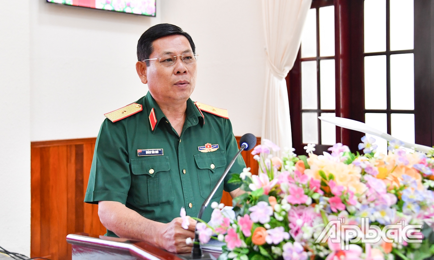 Thiếu tướng Quách Văn Nhỏ, Phó Tư lệnh Quân khu 9 phát biểu tại hội nghị.