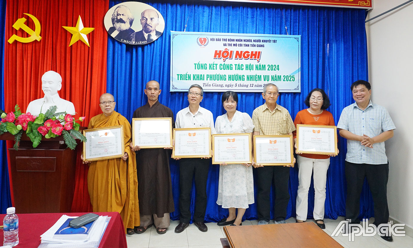Uỷ ban MTTQ Việt Nam tỉnh Tiền Giang trao Bằng khen cho 8 tập thể và 8 cá nhân đã có nhiều đóng góp trong công tác an sinh xã hội năm 2024 trên địa bàn tỉnh Tiền Giang.  