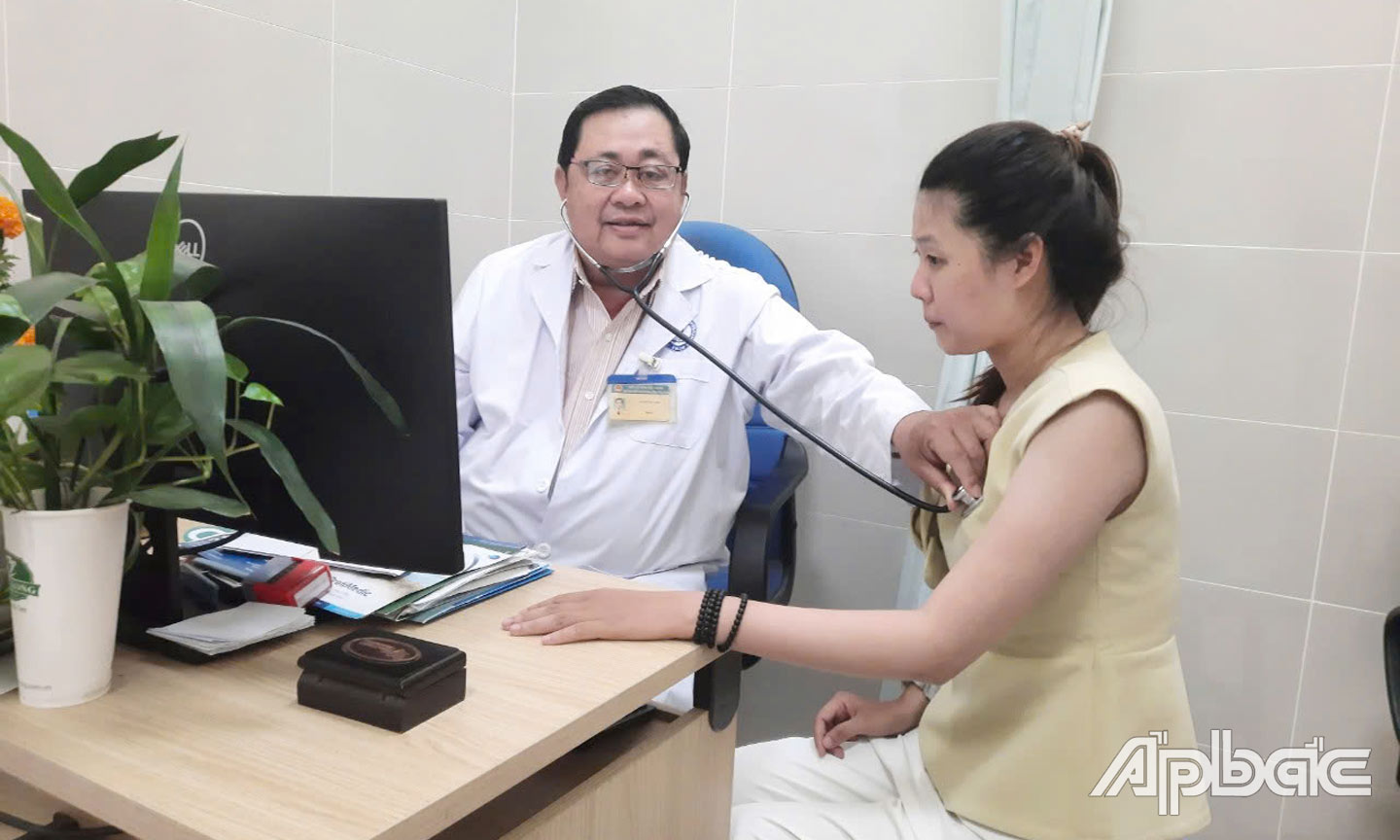 Bác sĩ chuyên khoa 2 Cao Hồng Như, Trưởng Khoa Khám bệnh, Bệnh viện Đa khoa tỉnh Tiền Giang khám bệnh cho người dân.