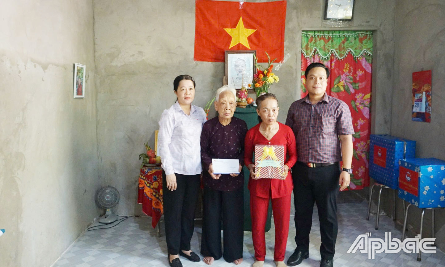Đồng chí Nguyễn Thị Kiều Loan tặng quà người có công vừa được trao tặng nhà ở.