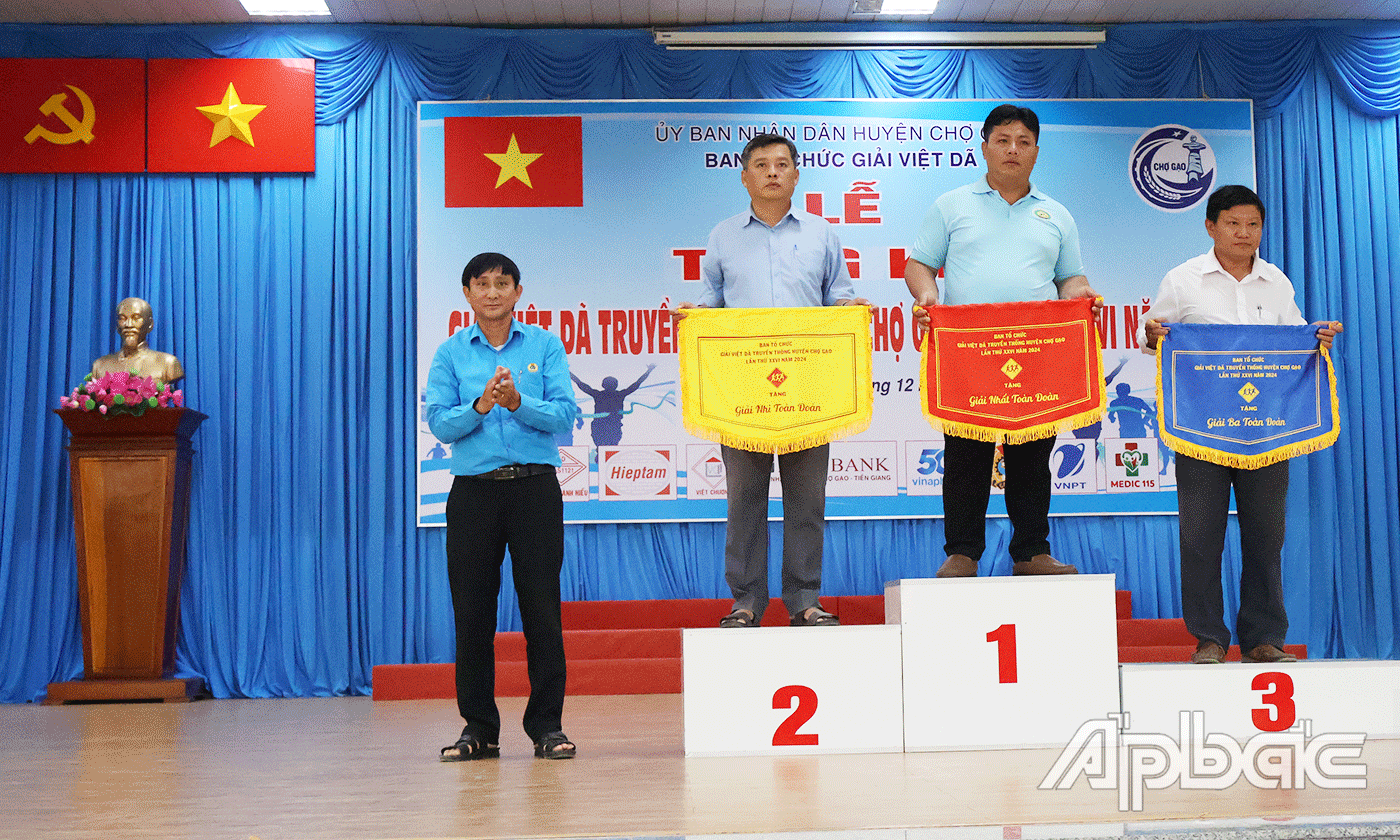 Trao giải cho các đơn vị.