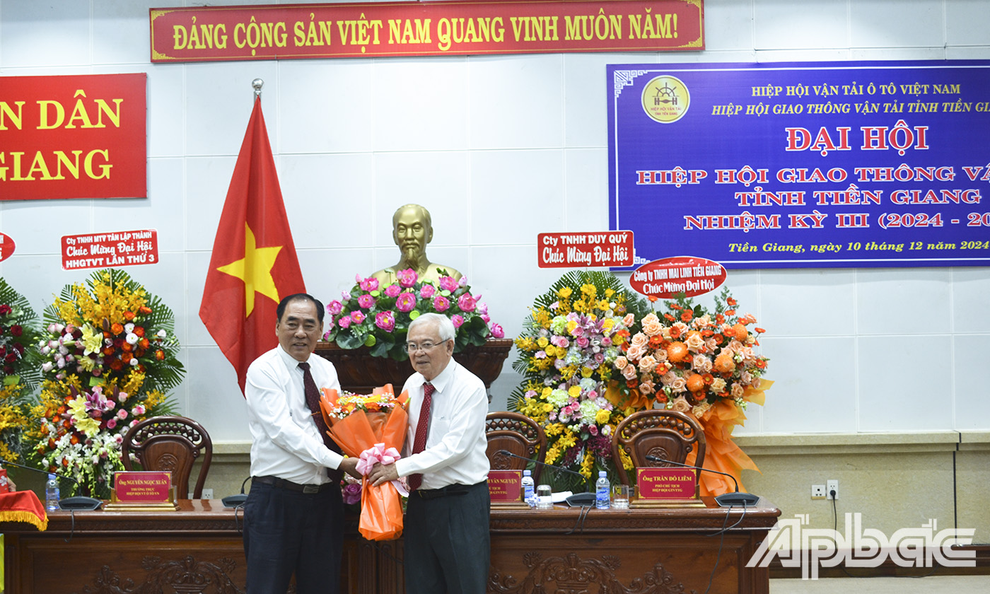 Ông Nguyễn Ngọc Xuân tặng hoa cho Nguyên Chủ tịch Hiệp hội GTVT tỉnh Tiền Giang Huỳnh Văn Nguyện.