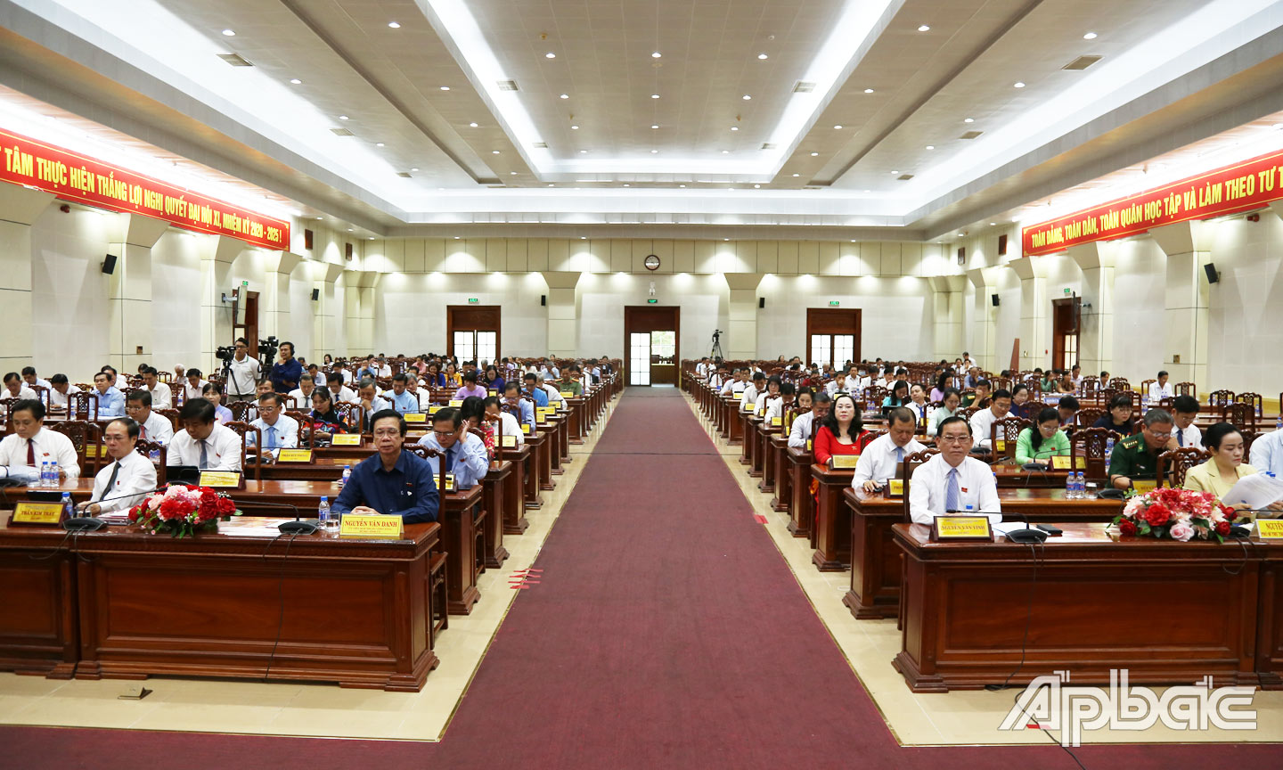 Quang cảnh Phiên giải trình, chất vấn và trả lời chất vấn.