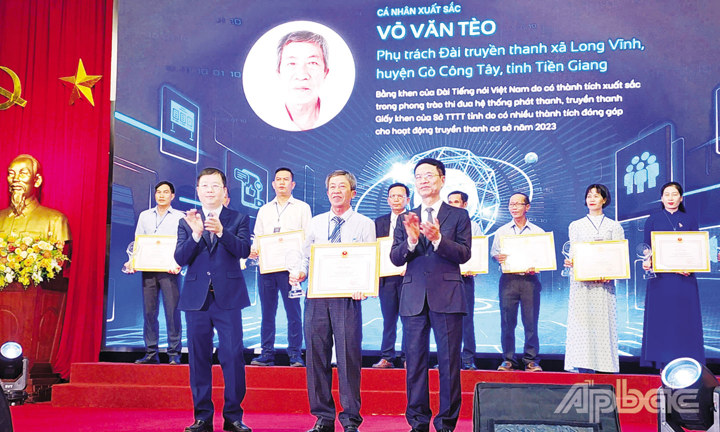 Ông Võ Văn Tèo nhận Bằng khen và biểu trưng của Bộ Thông tin và Truyền thông vì có thành tích  xuất sắc trong hoạt động thông tin cơ sở. (Ảnh do nhân vật cung cấp). 