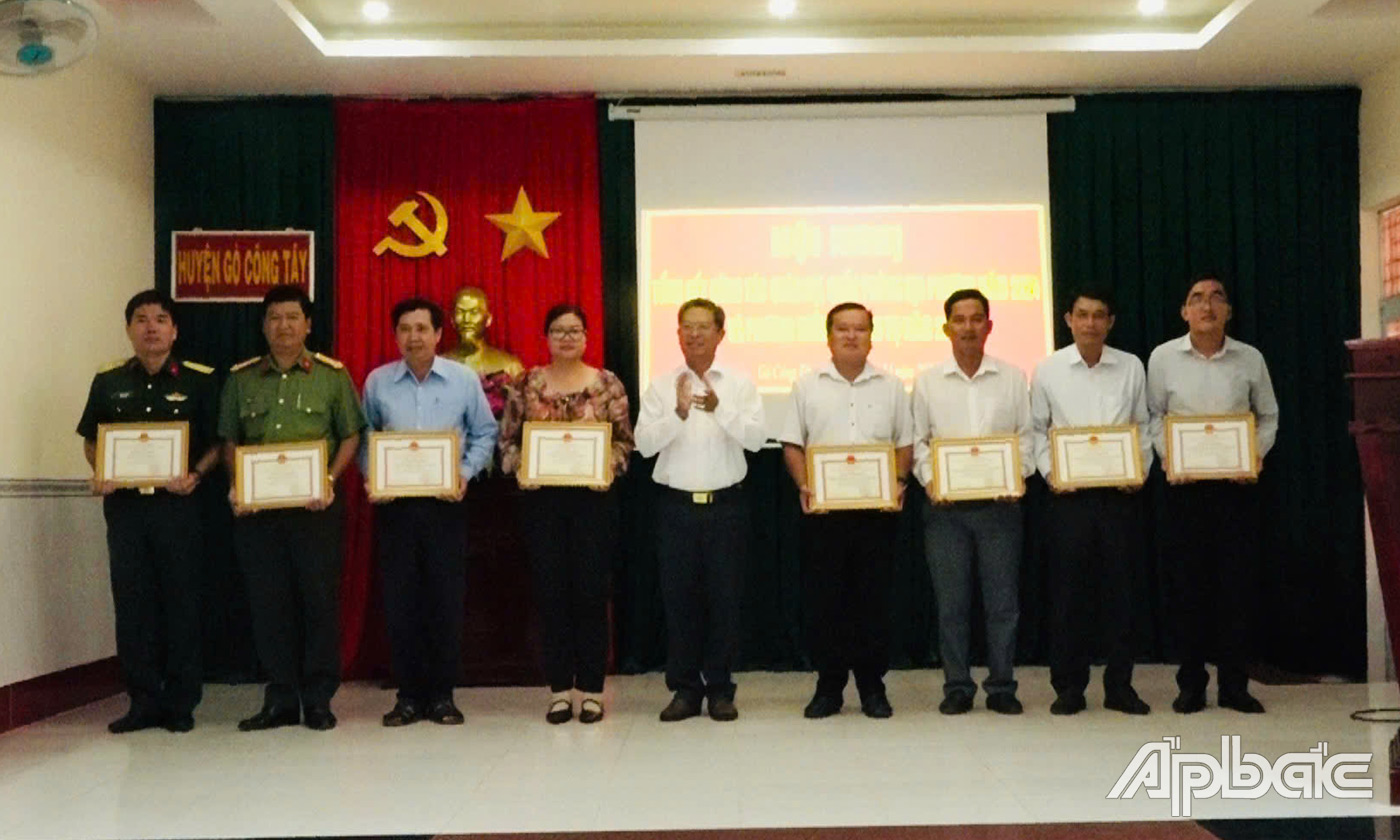 UBND huyện khen thưởng các tập thể, cá nhân có thành tích trong thực hiện công tác phong trào thi đua quyết thắng.