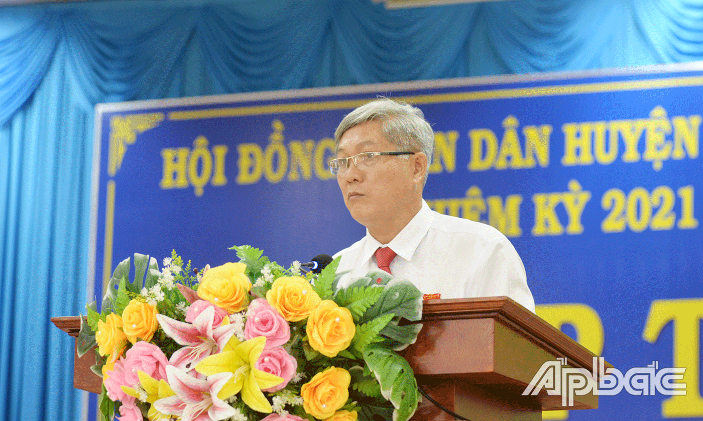 Đồng chí Nguyễn Hồng Hữu, Bí thư Huyện uỷ, Chủ tich HĐND huyện phát biểu khai mạc kỳ họp.